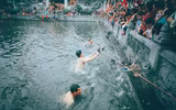 Sôi động trò chơi bắt vịt tại hội làng Vạn Phúc